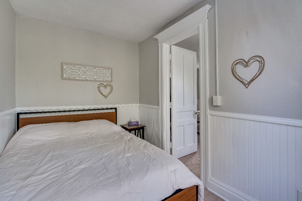 Cozy & New 2BR Across from Samaritan - Photo 3