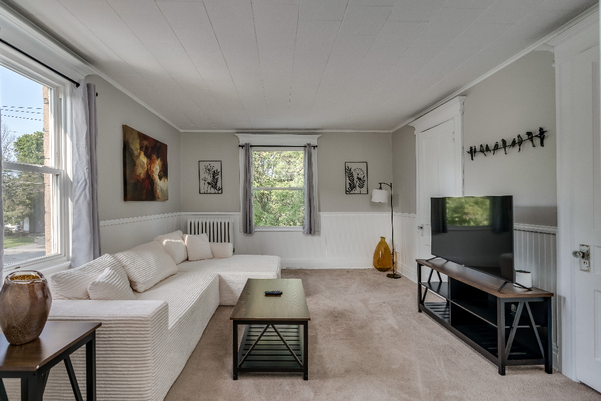 Cozy & New 2BR Across from Samaritan - Photo 6