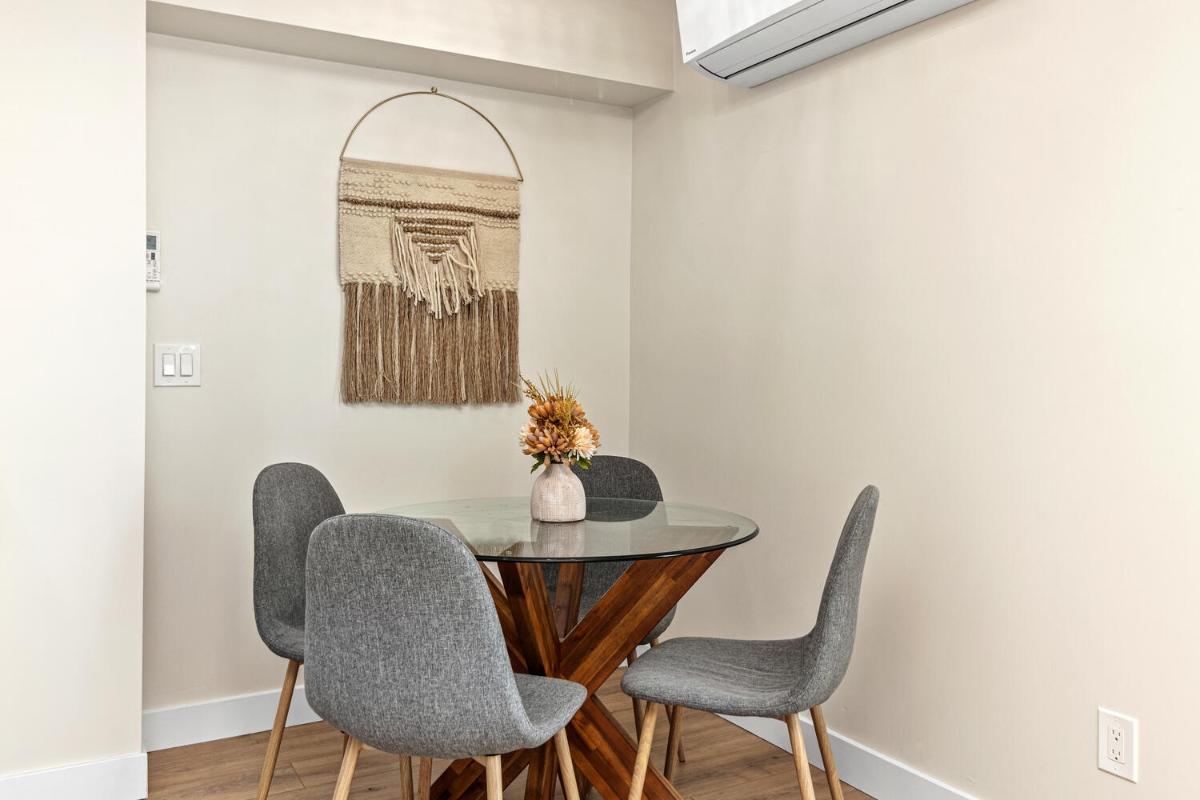 Beautiful 3 Blocks from Beach - 1 Bed 1 Bath Apt with Laundry In Unit - All Utilities Included - Photo 5