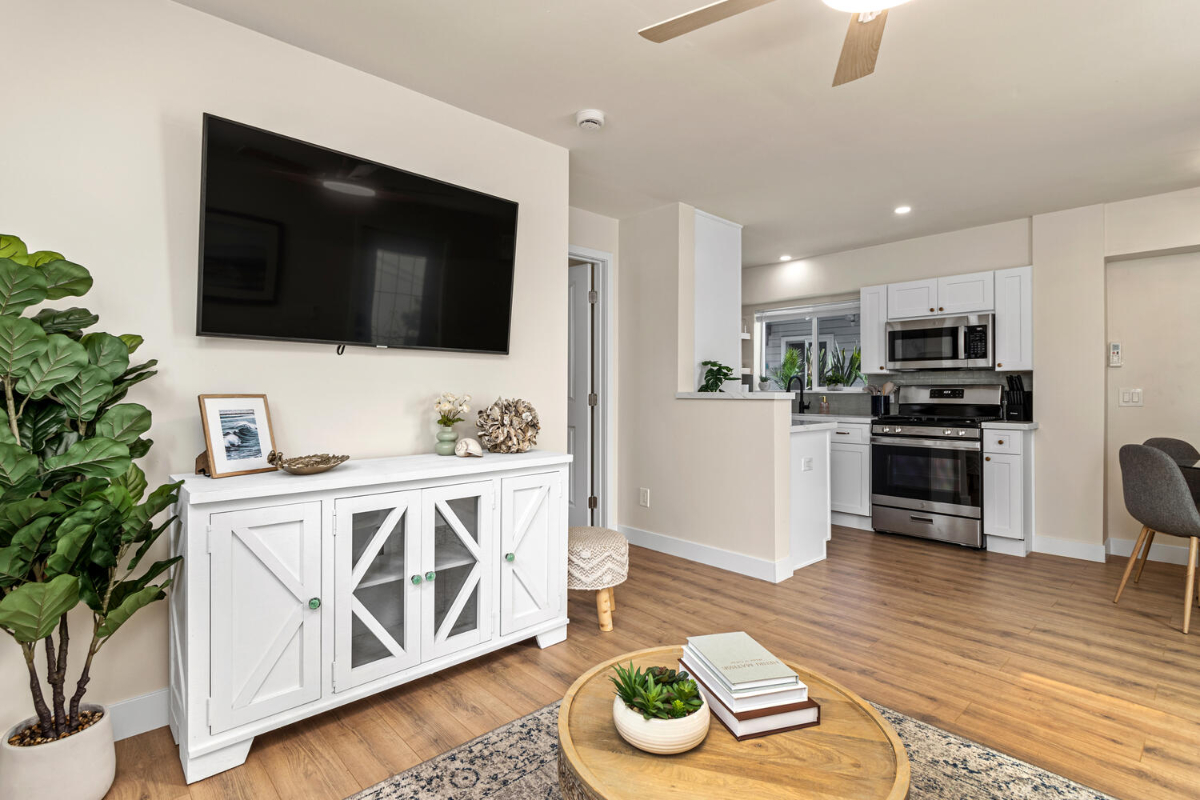 Beautiful 3 Blocks from Beach - 1 Bed 1 Bath Apt with Laundry In Unit - All Utilities Included - Photo 4