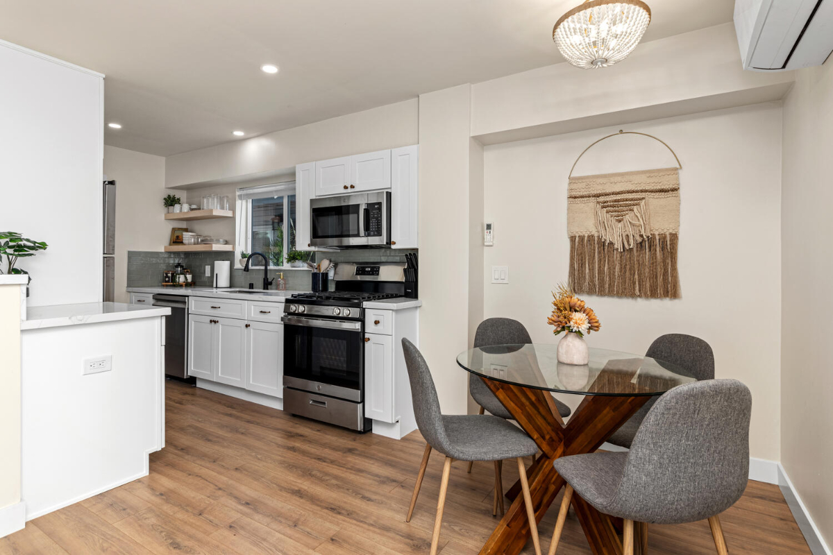 Beautiful 3 Blocks from Beach - 1 Bed 1 Bath Apt with Laundry In Unit - All Utilities Included - Photo 6