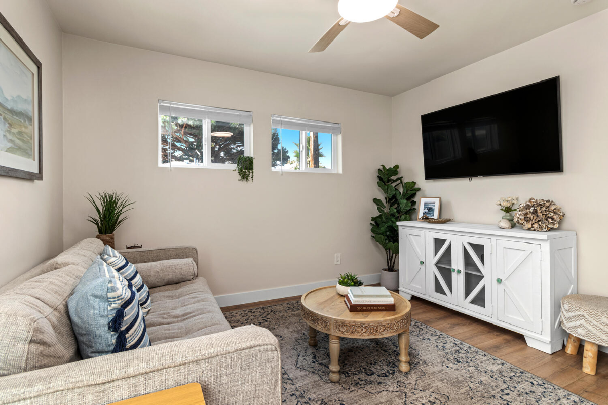 Beautiful 3 Blocks from Beach - 1 Bed 1 Bath Apt with Laundry In Unit - All Utilities Included - Photo 3