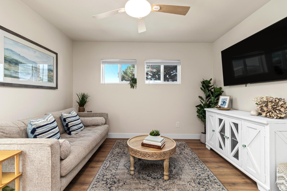 Beautiful 3 Blocks from Beach - 1 Bed 1 Bath Apt with Laundry In Unit - All Utilities Included - Photo 2