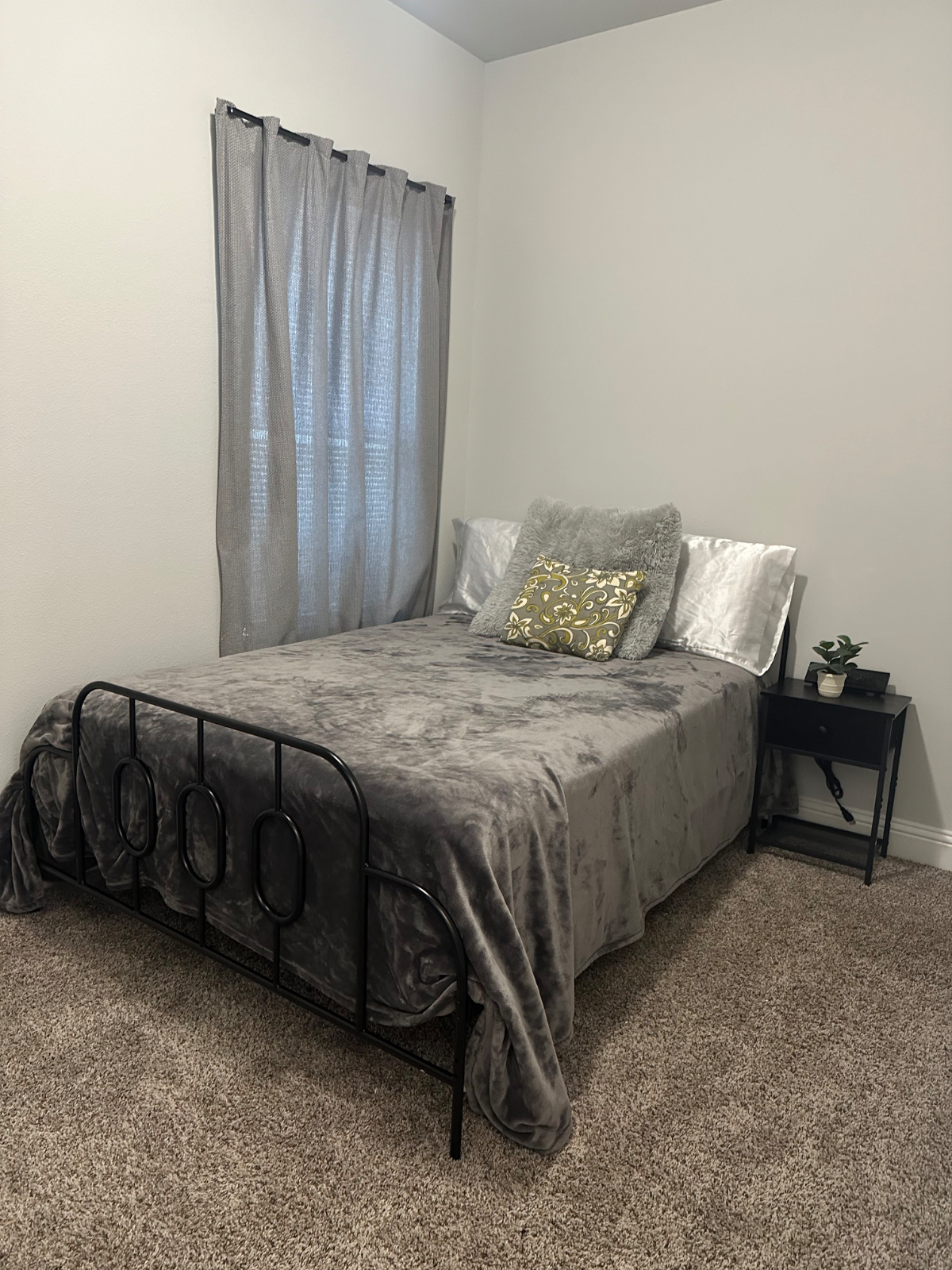 Cozy Room in Newly Built Home with All Amenities