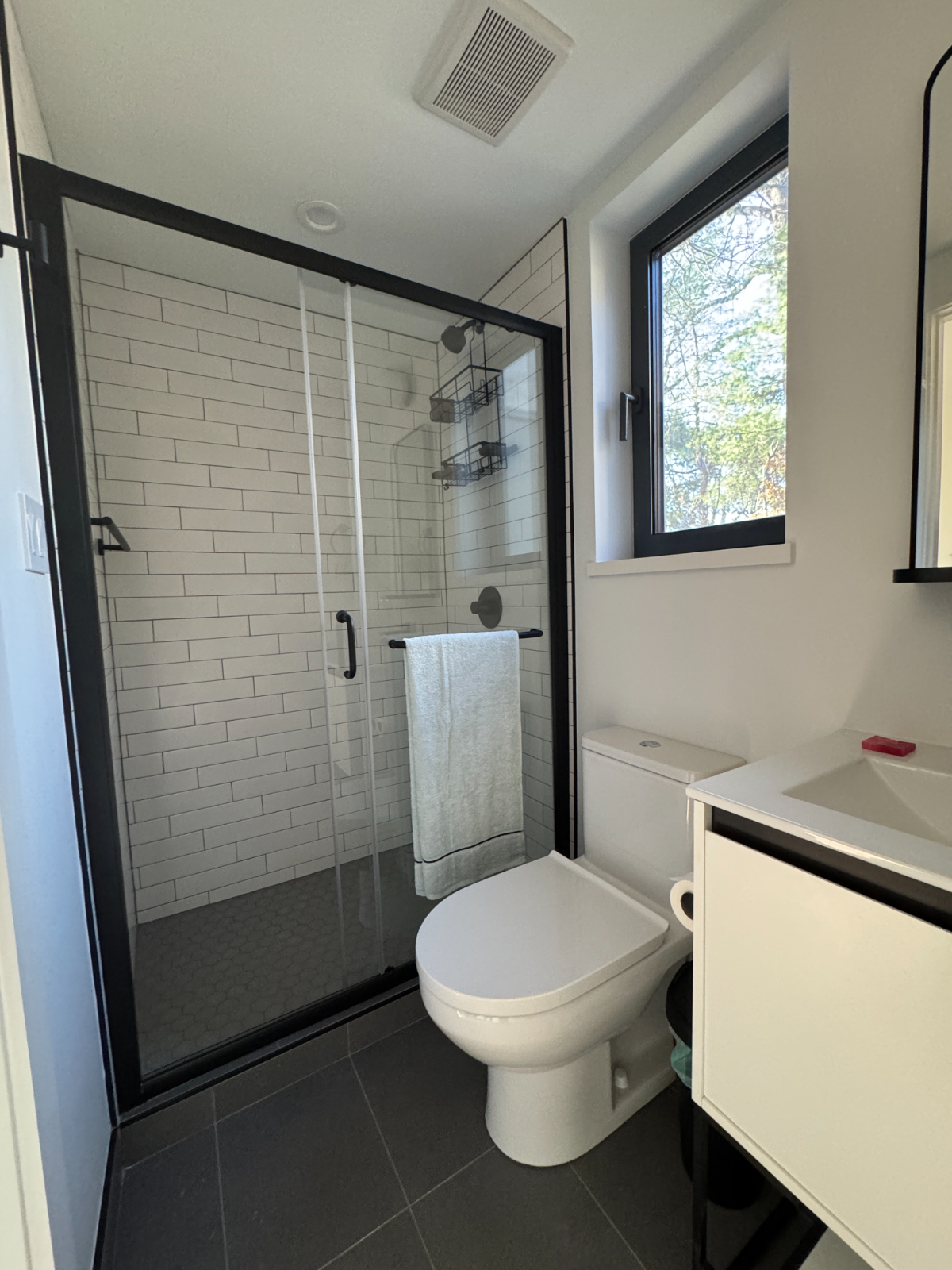Modern, fully furnished, new 1 bedroom apartment with parking and close to metro - Photo 6
