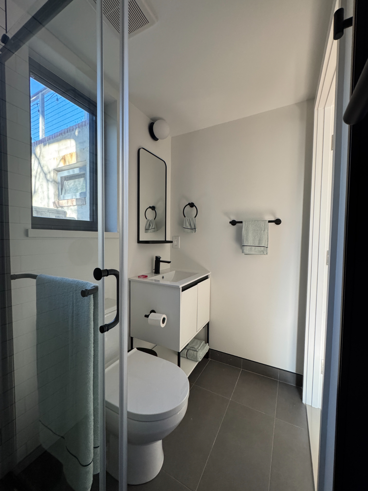 Modern, fully furnished, new 1 bedroom apartment with parking and close to metro - Photo 5
