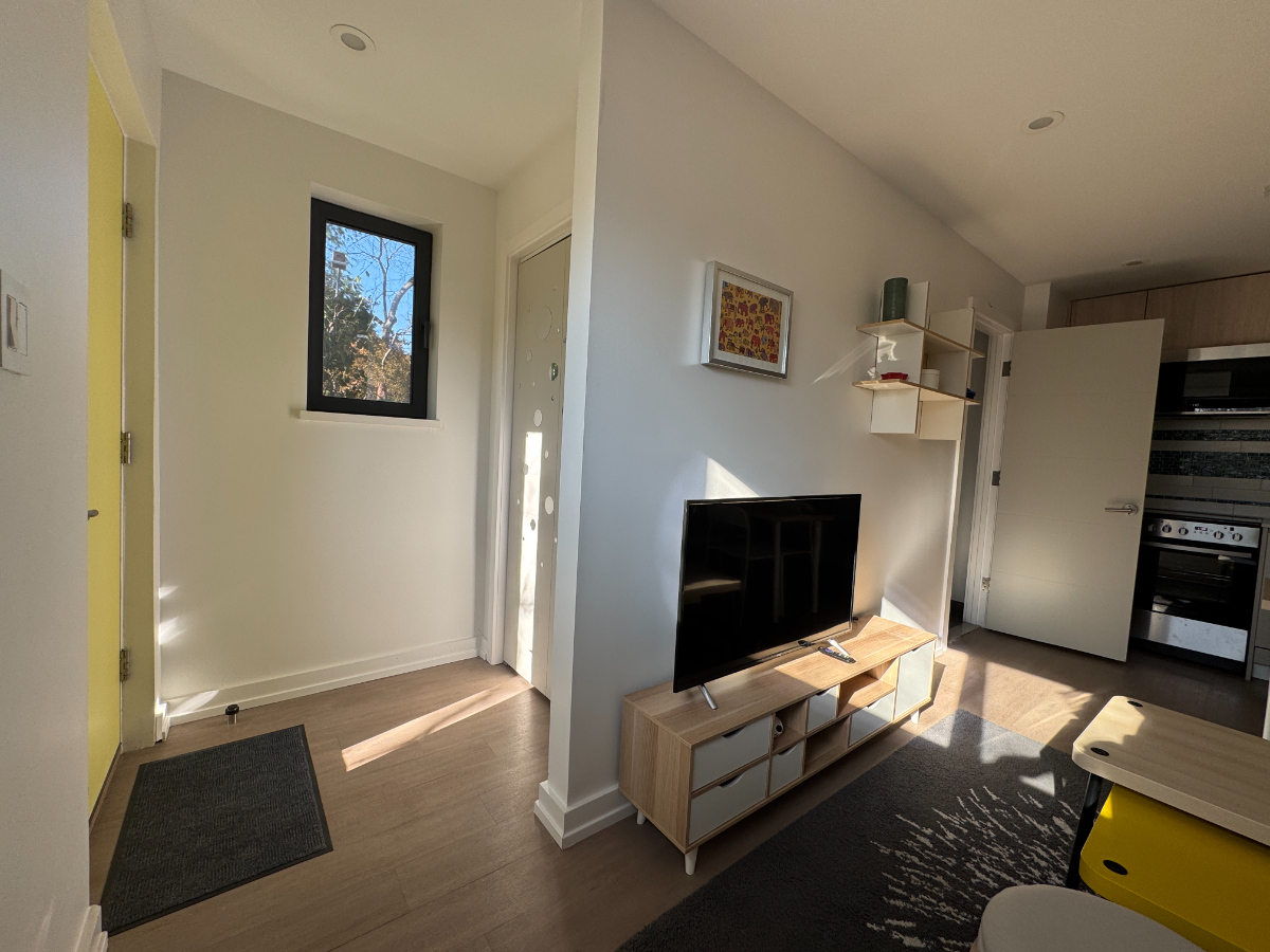 Modern, fully furnished, new 1 bedroom apartment with parking and close to metro - Photo 3
