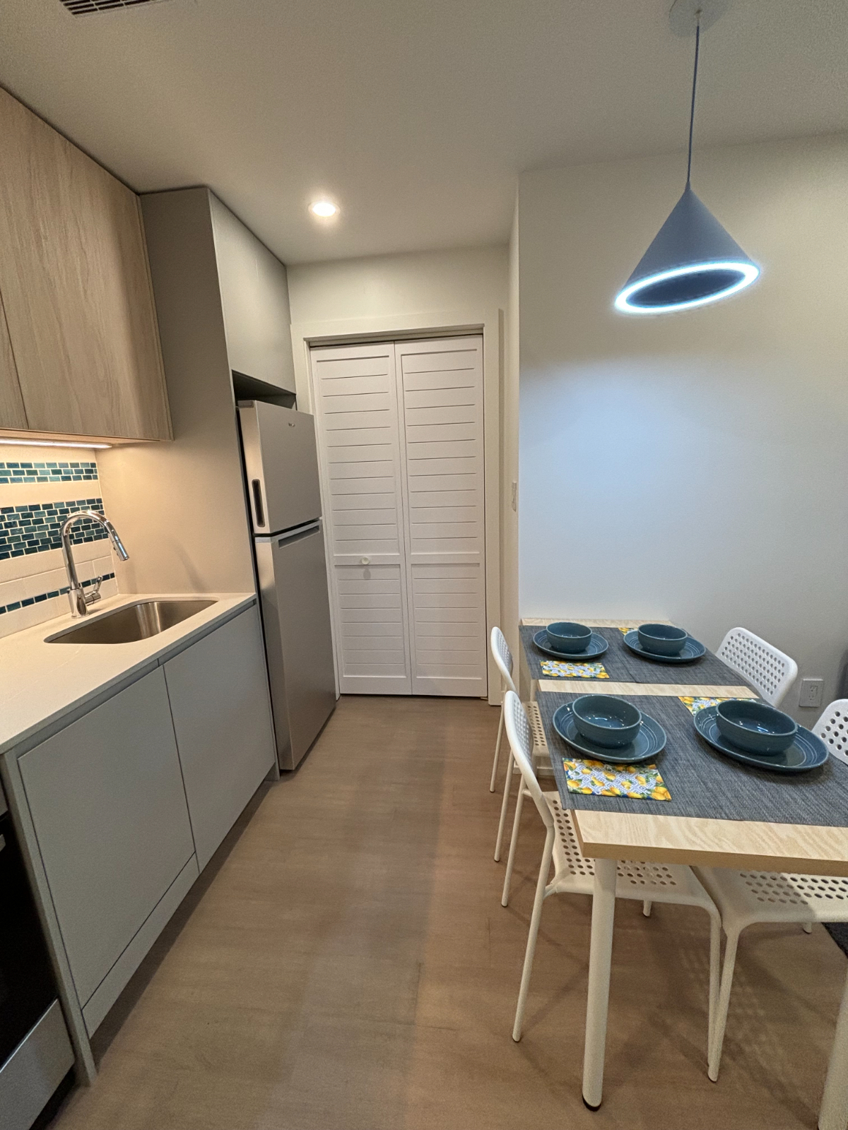 Modern, fully furnished, new 1 bedroom apartment with parking and close to metro - Photo 2