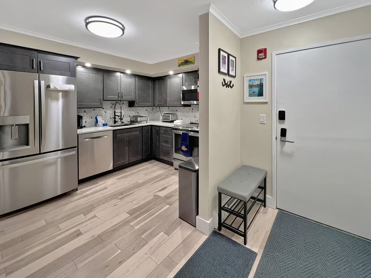 Quiet Renovated 2-Bedroom/3 bed Corner Unit Condo with Balcony - Photo 5