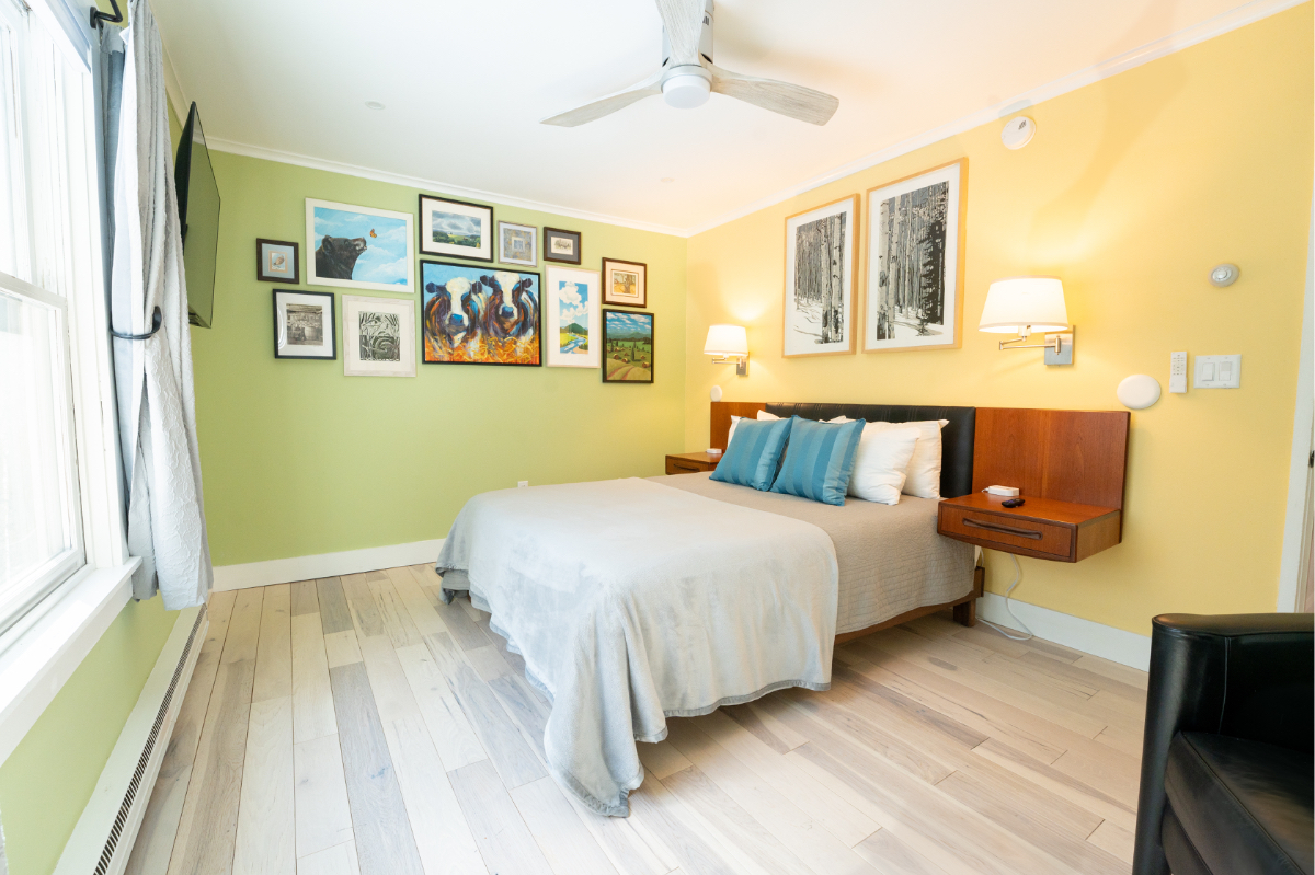 Quiet Renovated 2-Bedroom/3 bed Corner Unit Condo with Balcony - Photo 12