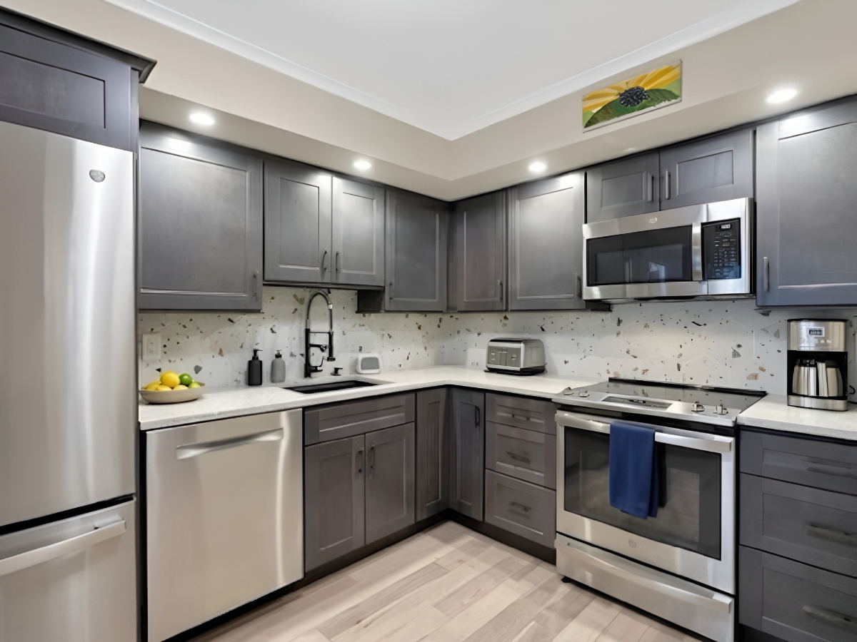 Quiet Renovated 2-Bedroom/3 bed Corner Unit Condo with Balcony - Photo 4