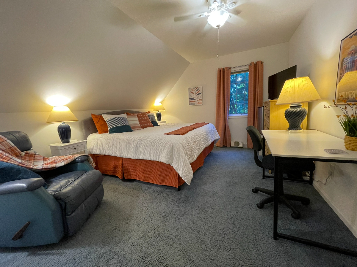 King bed & bath w/kitchenette/sitting area access 