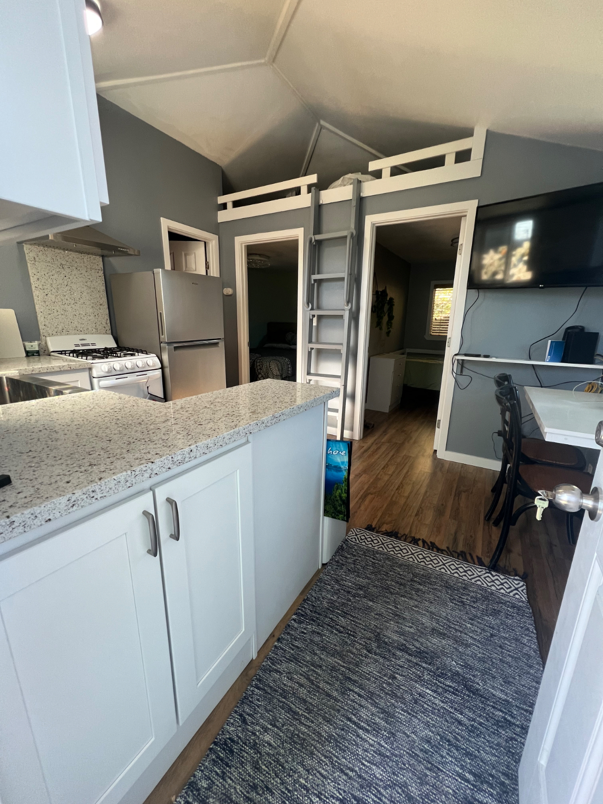 Chic & Cozy 2 Bedroom ADU Oasis with Modern Amenities & Prime Location, Urban Tranquility Awaits - Photo 6