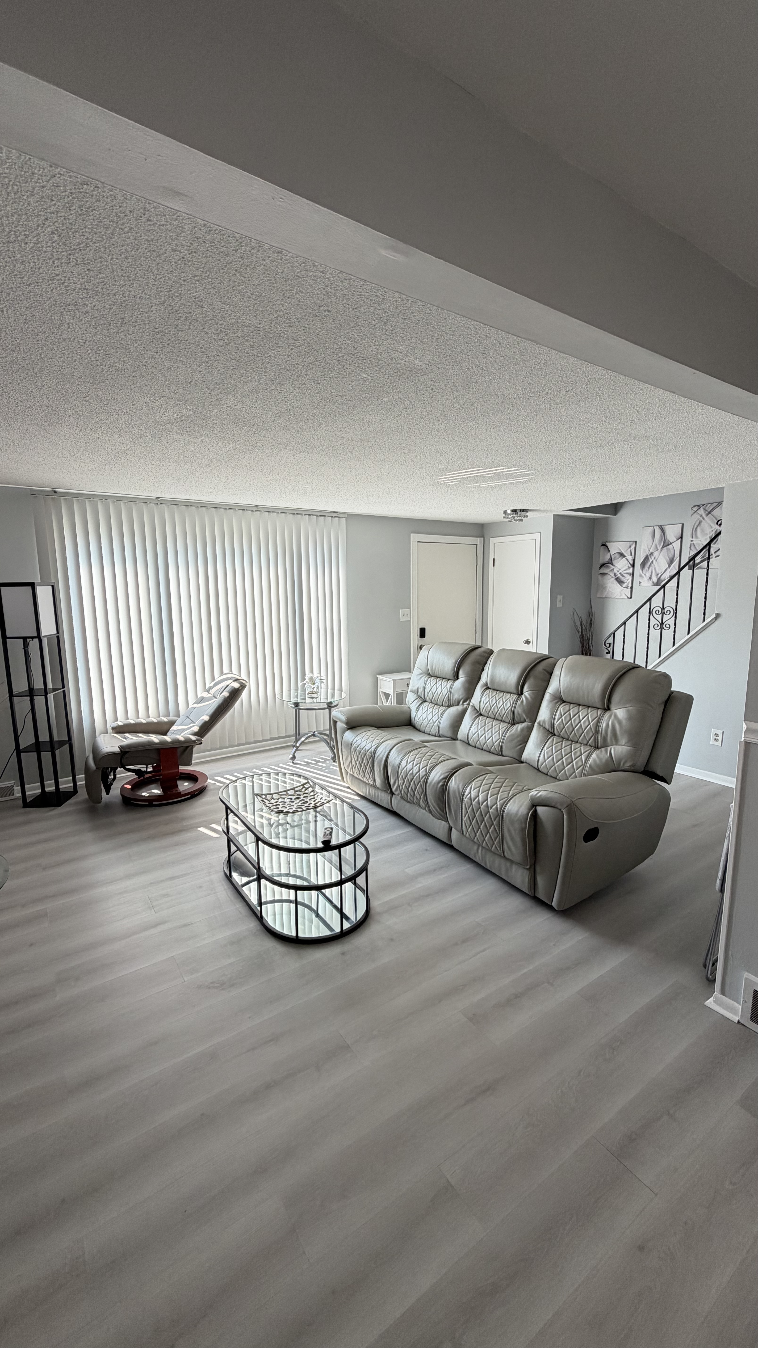 Spacious 2BR Apartment with Modern Amenities - Perfectly Positioned Near Airport and Shopping - Photo 5