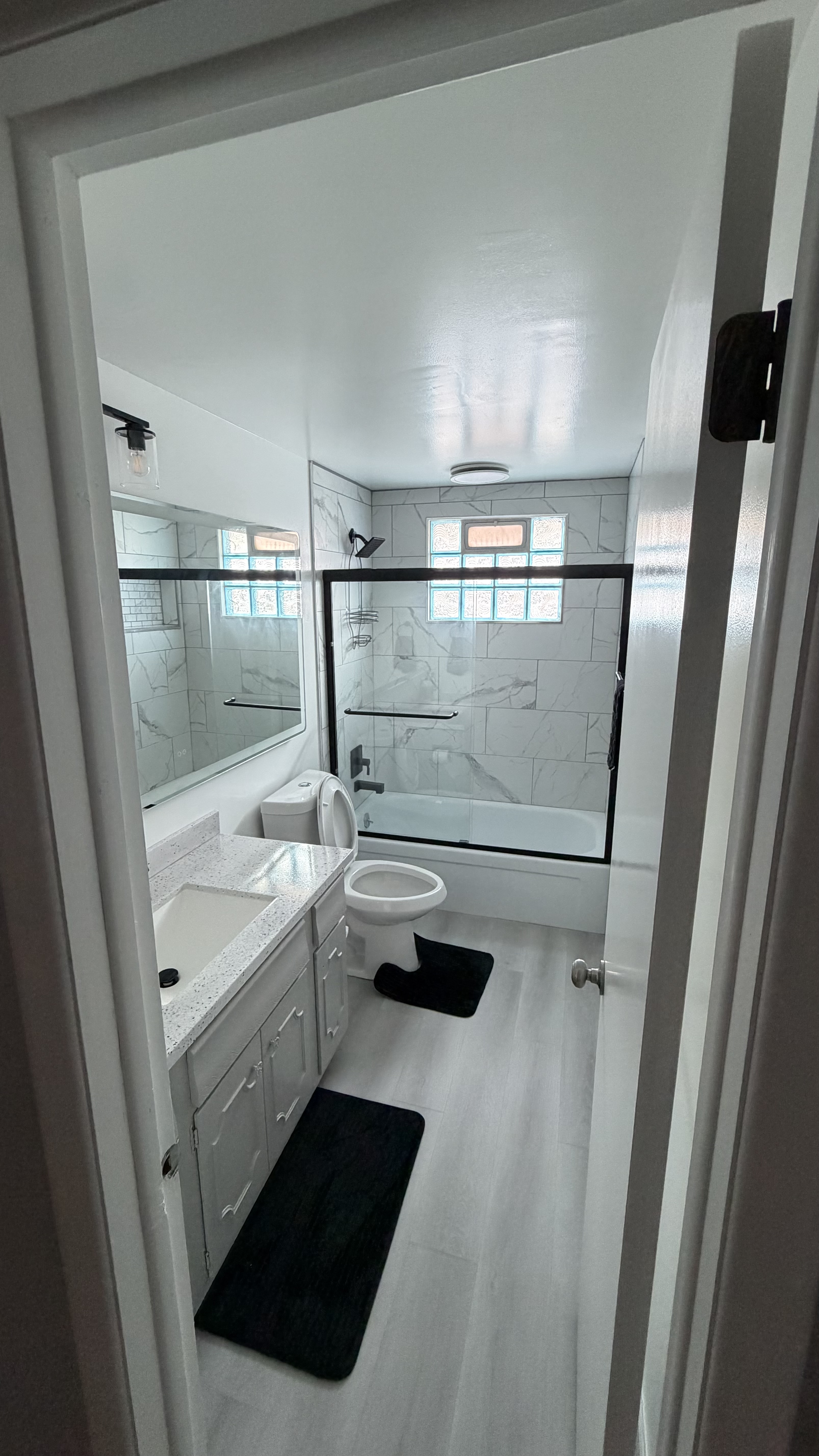 Spacious 2BR Apartment with Modern Amenities - Perfectly Positioned Near Airport and Shopping - Photo 9