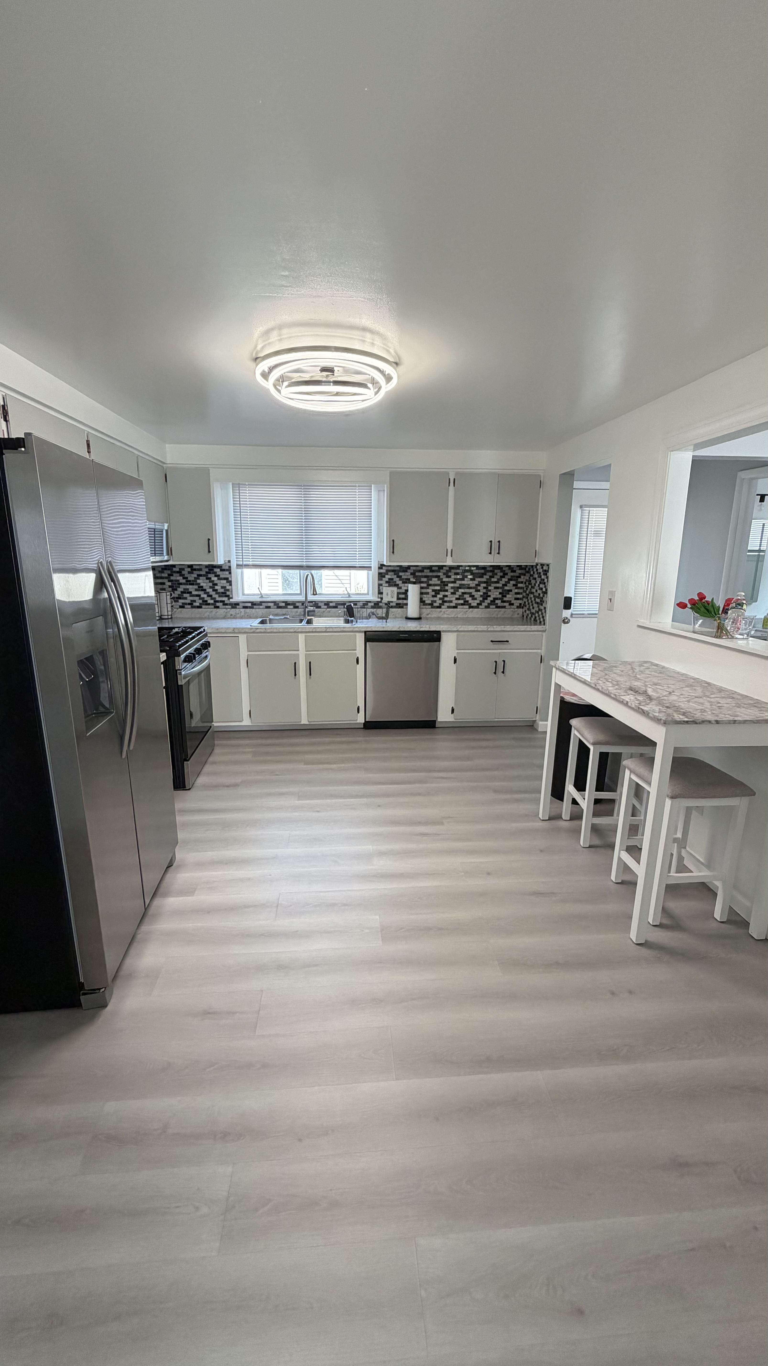 Spacious 2BR Apartment with Modern Amenities - Perfectly Positioned Near Airport and Shopping - Photo 3