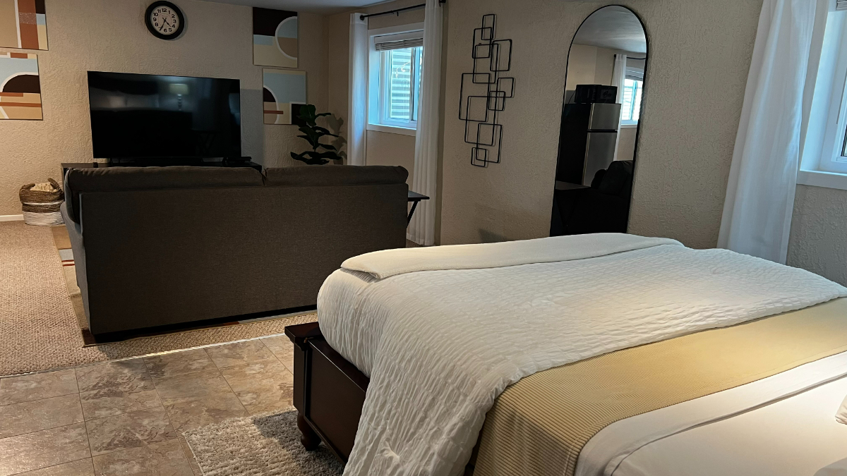 Spacious Private Suite w/Dedicated Parking Near Powers