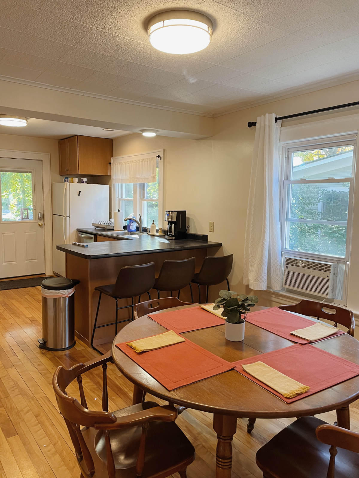 Quiet Two Bedroom in Burlington's South End - Photo 3