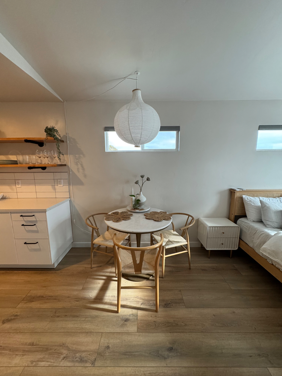 Quiet, 450sqft Studio w/ full bath (walk in shower/free standing tub), & full kitchen - Photo 3