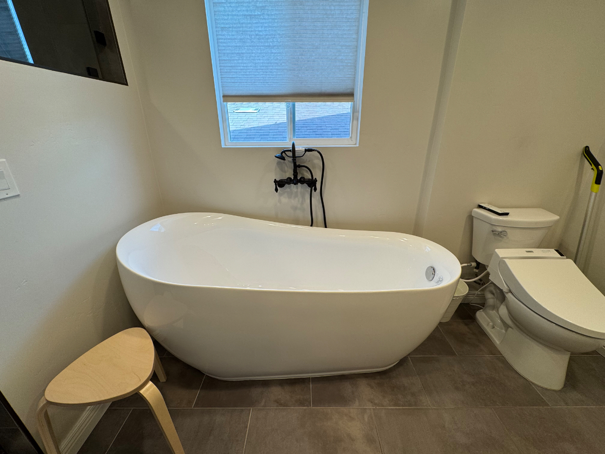 Quiet, 450sqft Studio w/ full bath (walk in shower/free standing tub), & full kitchen - Photo 4