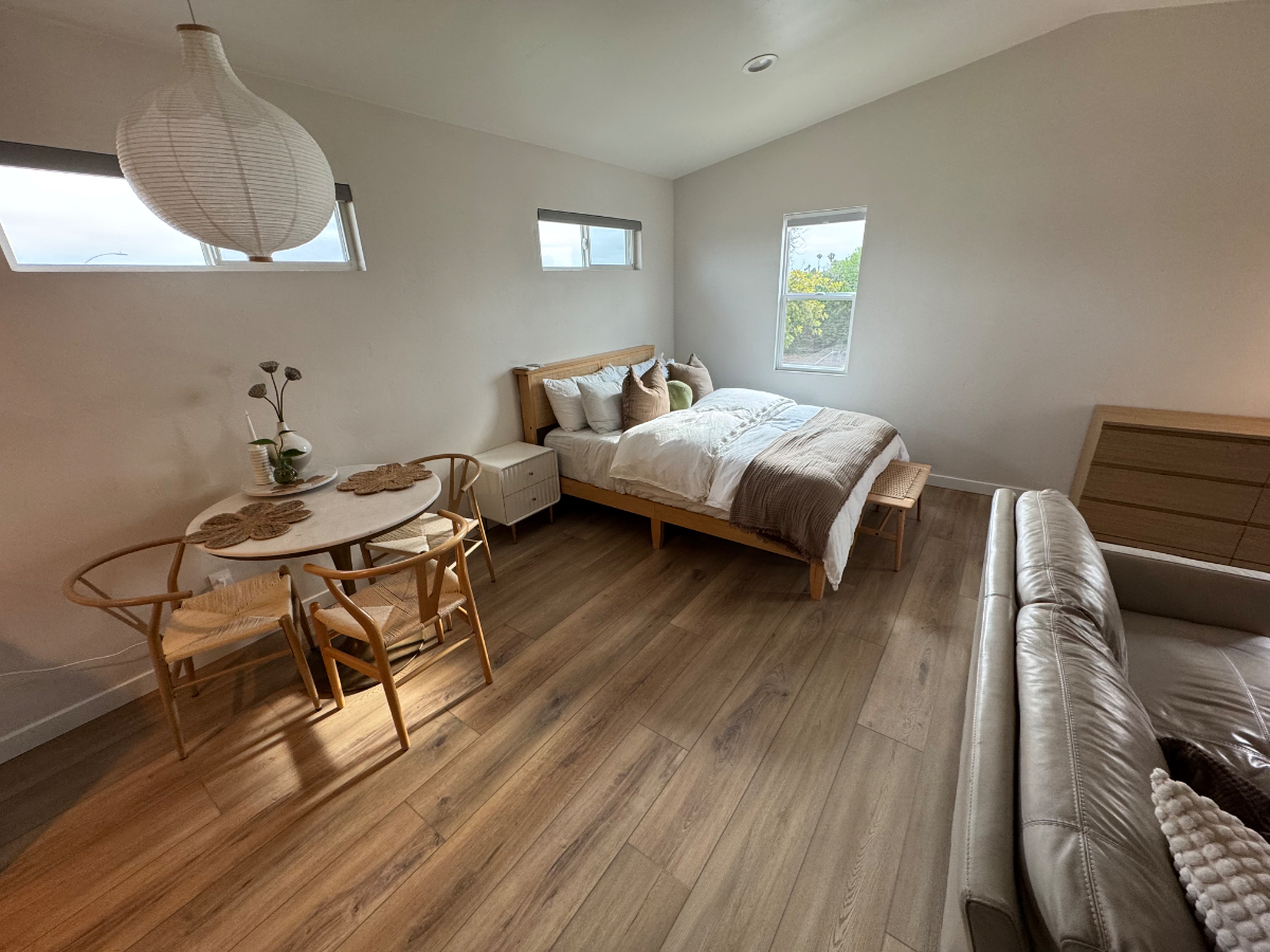 Quiet, 450sqft Studio w/ full bath (walk in shower/free standing tub), & full kitchen - Photo 5