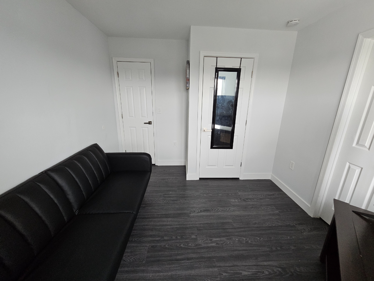 DC Luxury Living - Private Top-Floor Suite with Modern Comforts in a Prime Location - Photo 10