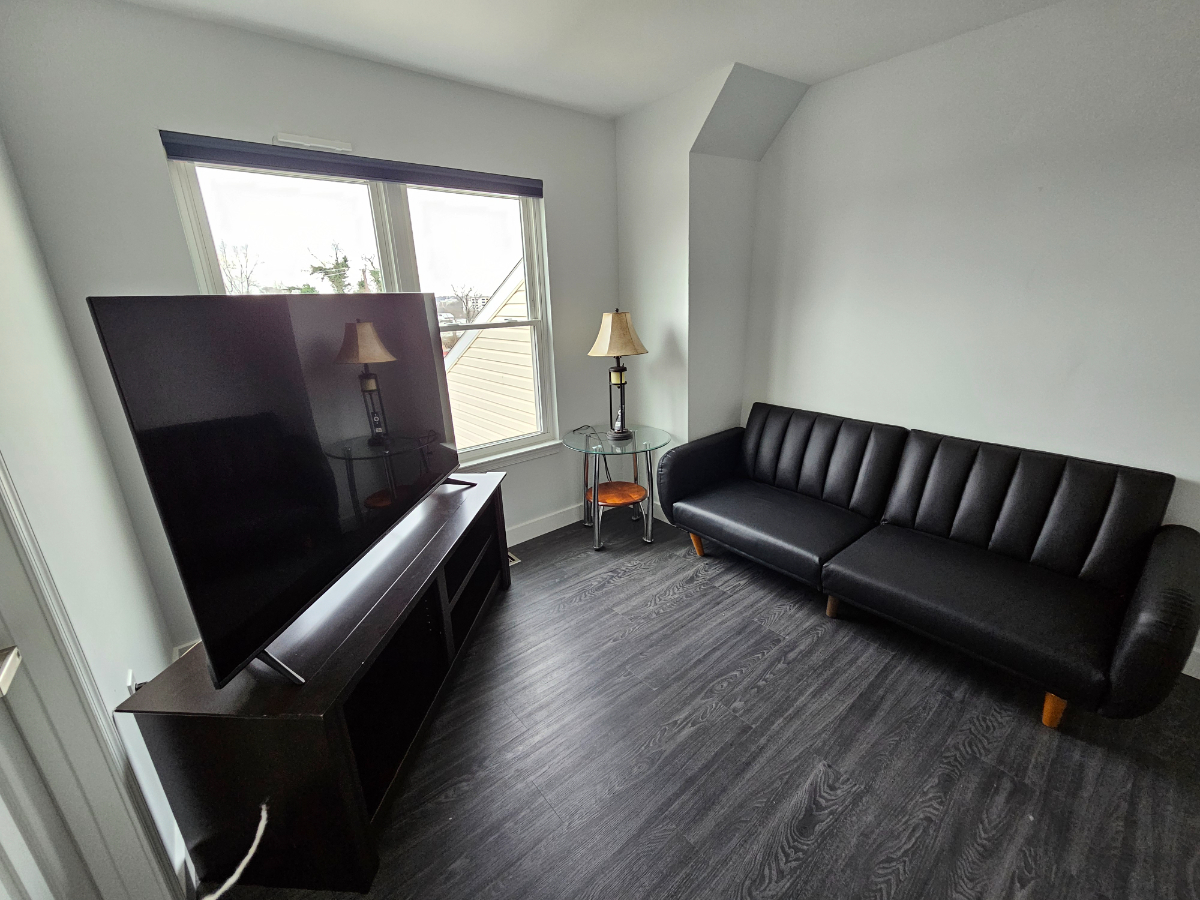 DC Luxury Living - Private Top-Floor Suite with Modern Comforts in a Prime Location - Photo 8