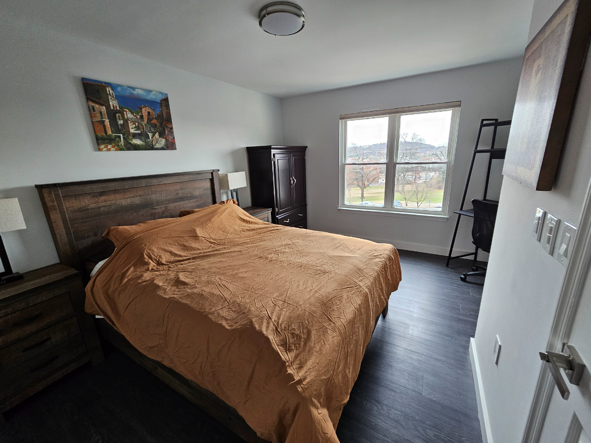DC Luxury Living - Private Top-Floor Suite with Modern Comforts in a Prime Location - Photo 3
