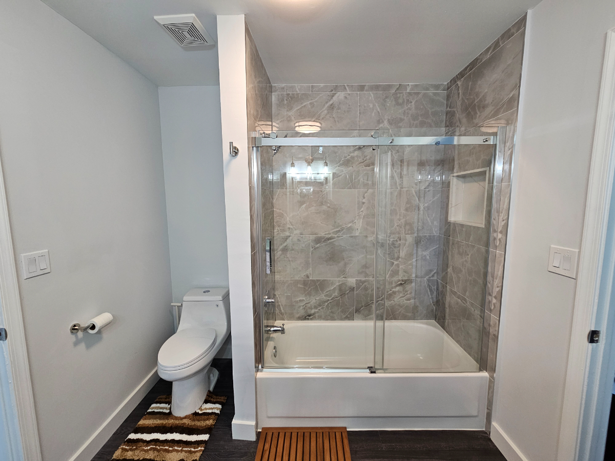 DC Luxury Living - Private Top-Floor Suite with Modern Comforts in a Prime Location - Photo 11