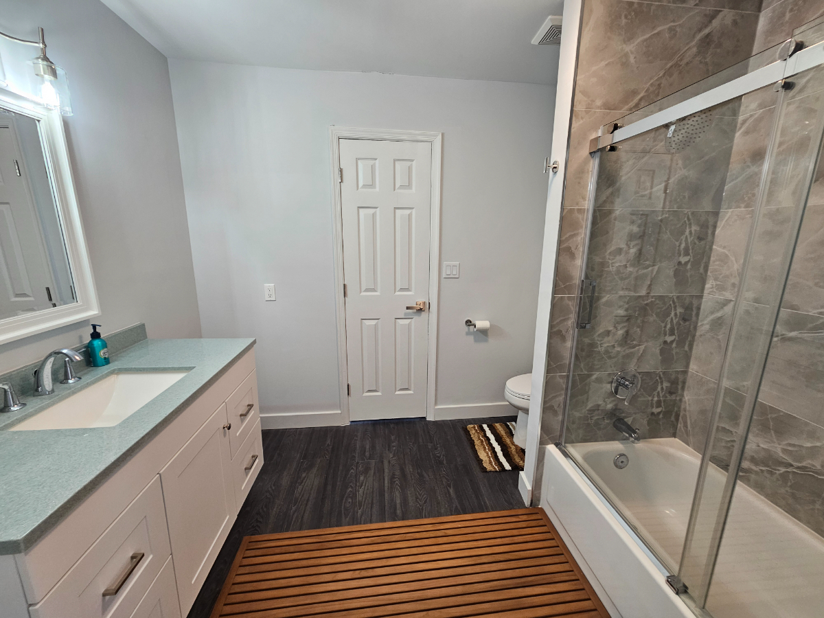 DC Luxury Living - Private Top-Floor Suite with Modern Comforts in a Prime Location - Photo 12