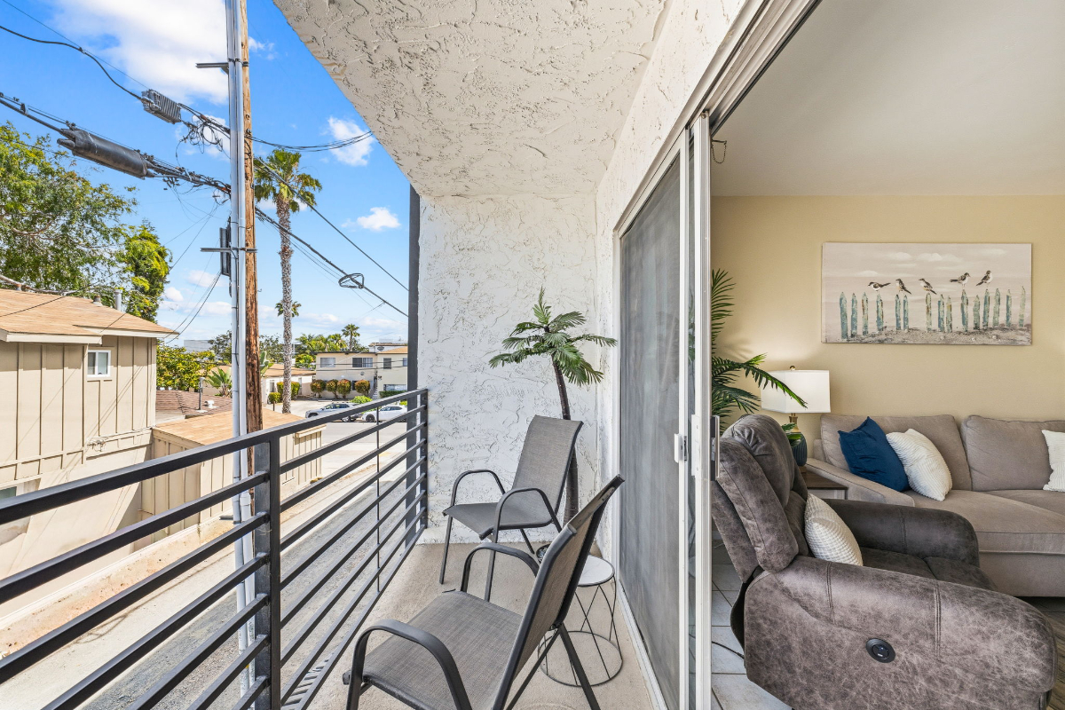 Close to Beach, 2BR Condo, Private Balcony - Photo 5