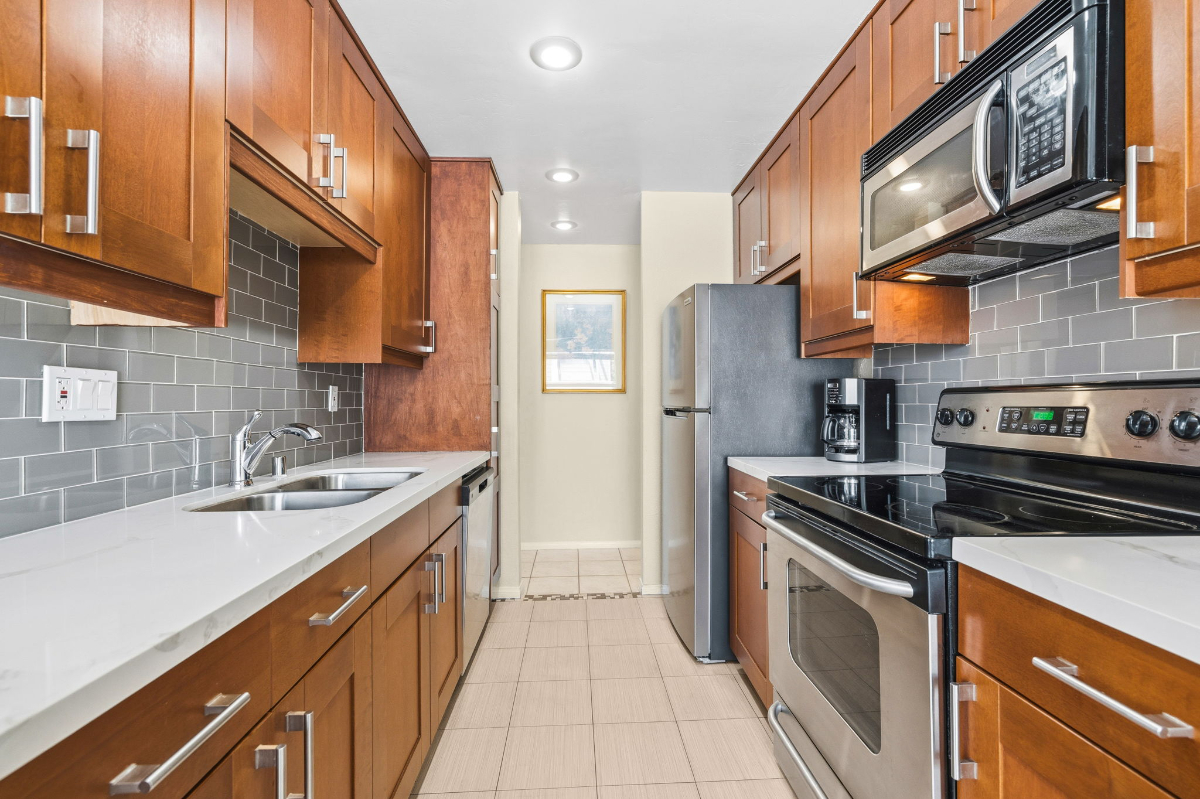 Close to Beach, 2BR Condo, Private Balcony - Photo 3