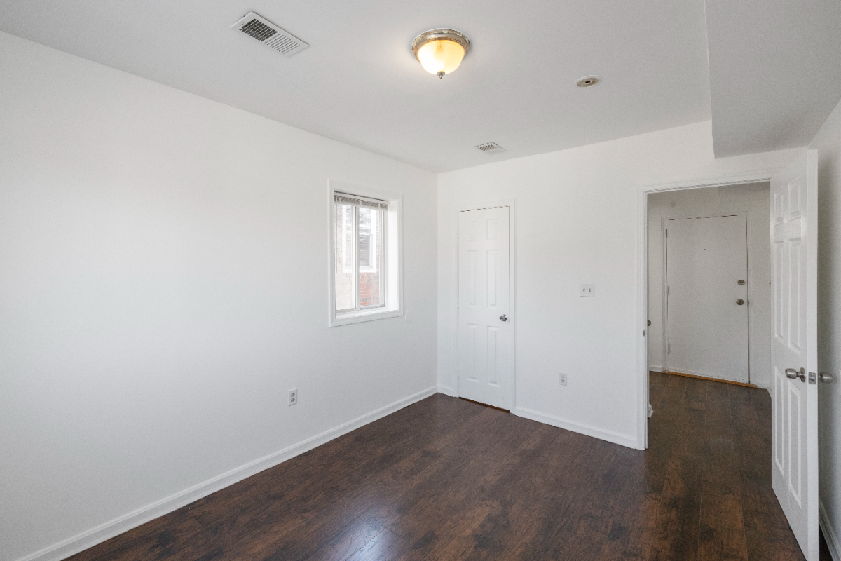 Chic Urban Retreat - Sunlit 1 Bed/1 Bath with Open-Concept Living - Your Perfect City Haven - Photo 12