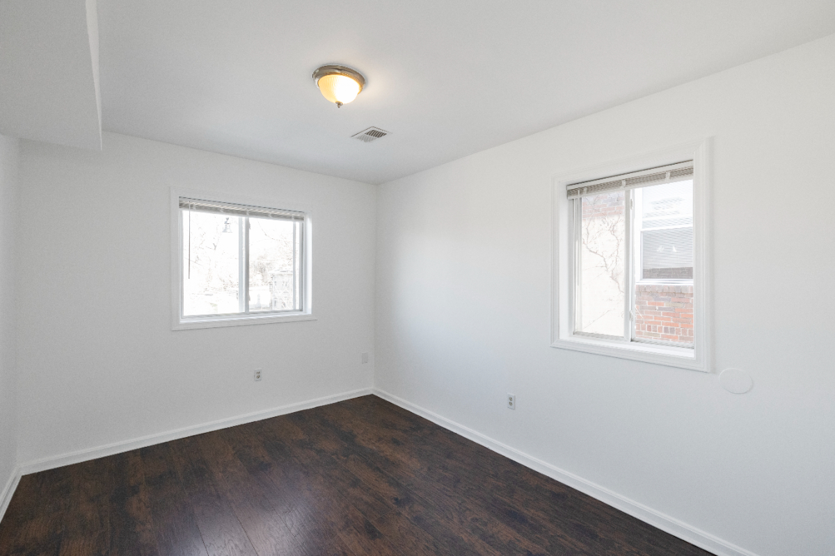 Chic Urban Retreat - Sunlit 1 Bed/1 Bath with Open-Concept Living - Your Perfect City Haven - Photo 3