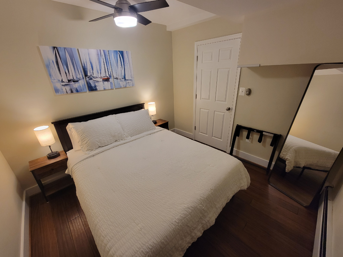 1 Bedroom Townhome - Walk to Downtown With Parking