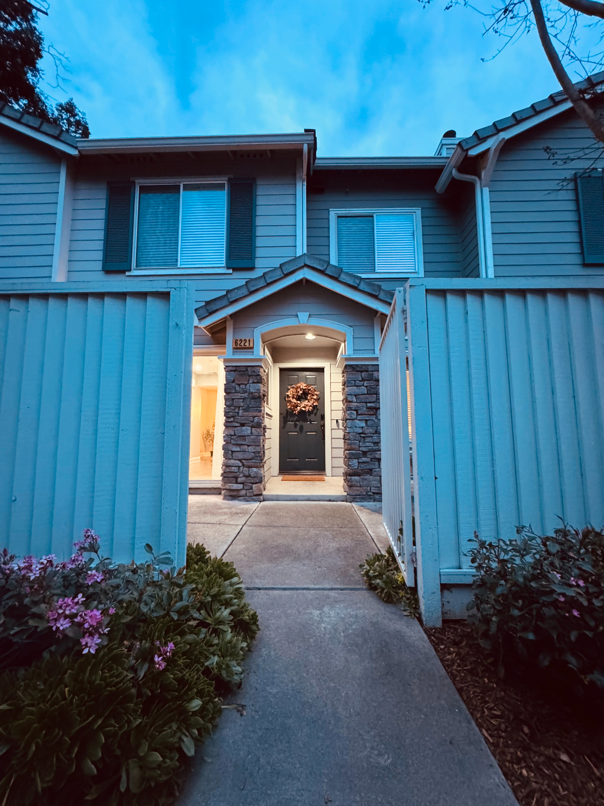 Cozy and Charming Townhome - Photo 1