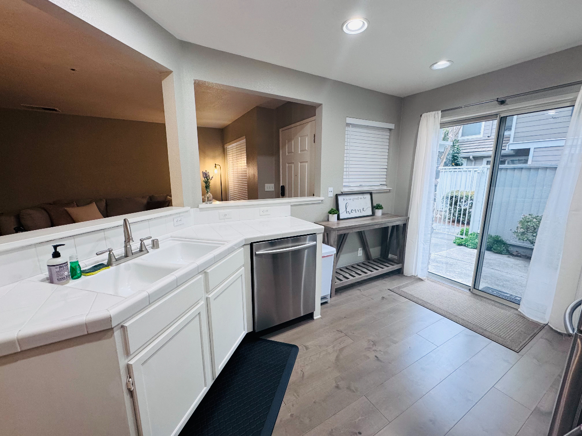 Cozy and Charming Townhome - Photo 5