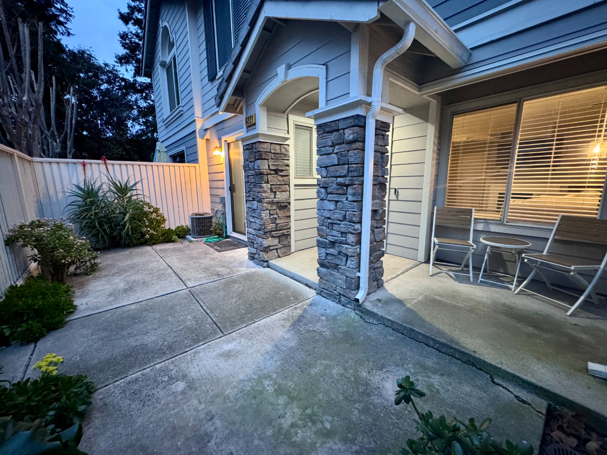 Cozy and Charming Townhome - Photo 2