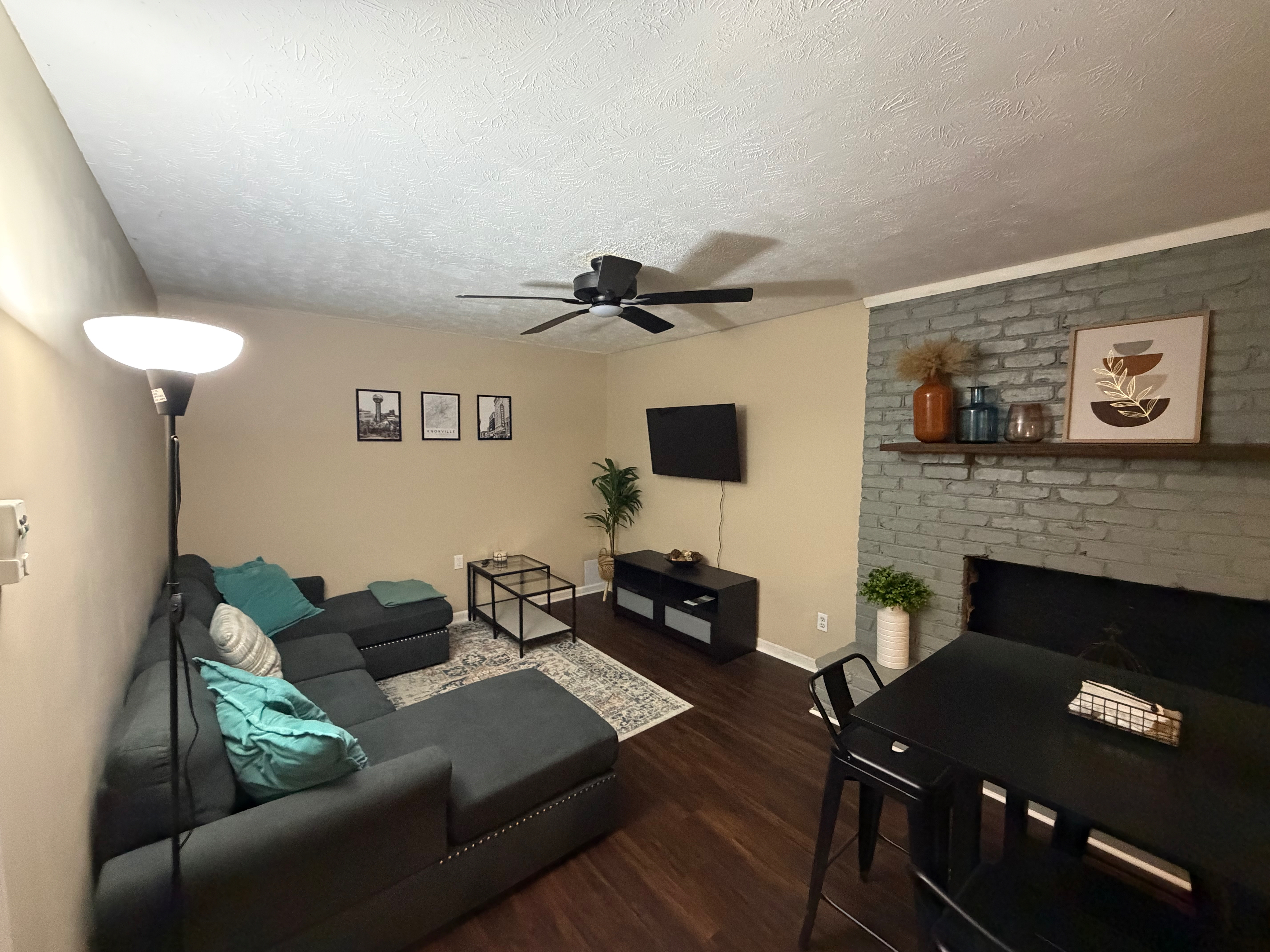 Newly Renovated 2 Bedroom - Pet Friendly - Photo 6