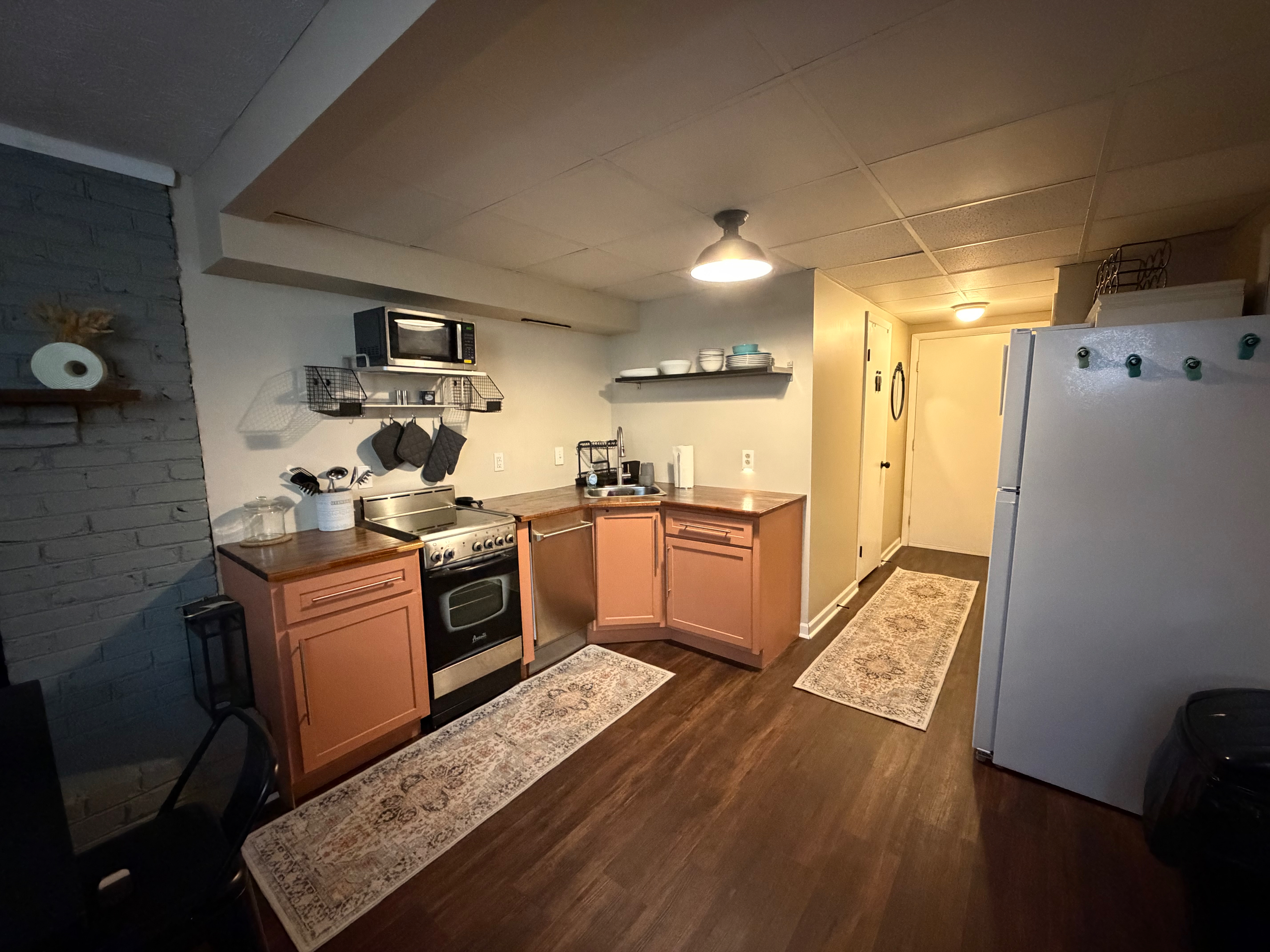 Newly Renovated 2 Bedroom - Pet Friendly - Photo 5