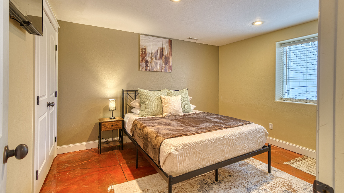 (Big Crews Welcome) Your Crew's Home Away from Home- 5 Bed/ 3 Bath All the comforts for contractors - Photo 8