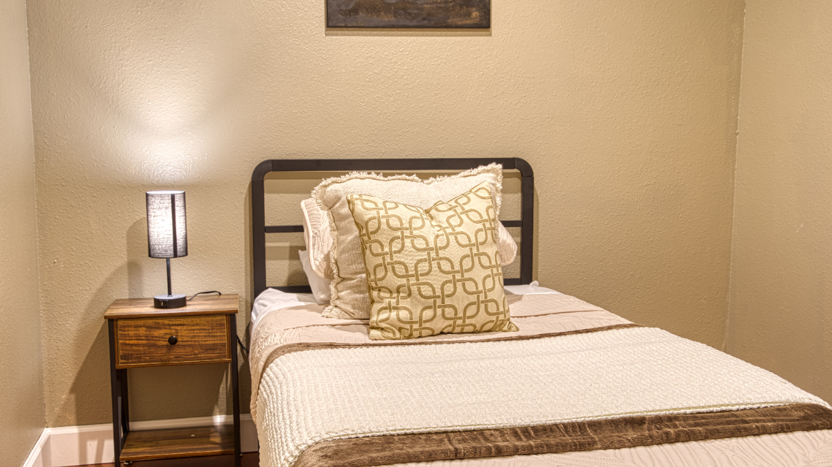 (Big Crews Welcome) Your Crew's Home Away from Home- 5 Bed/ 3 Bath All the comforts for contractors - Photo 9