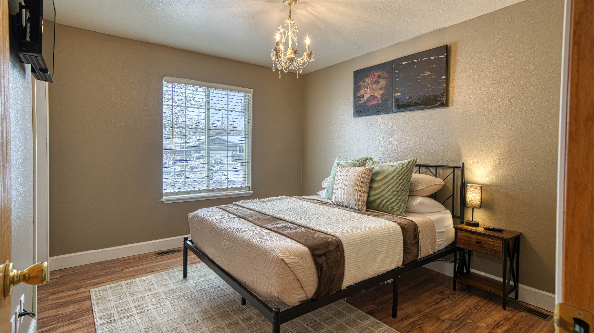 (Big Crews Welcome) Your Crew's Home Away from Home- 5 Bed/ 3 Bath All the comforts for contractors - Photo 7