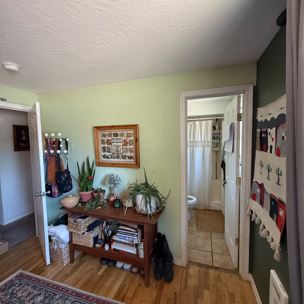 Cozy Furnished Primary Room w/ Private Bath in Quiet Bend Neighborhood Perfect for Traveling Professionals - Photo 4