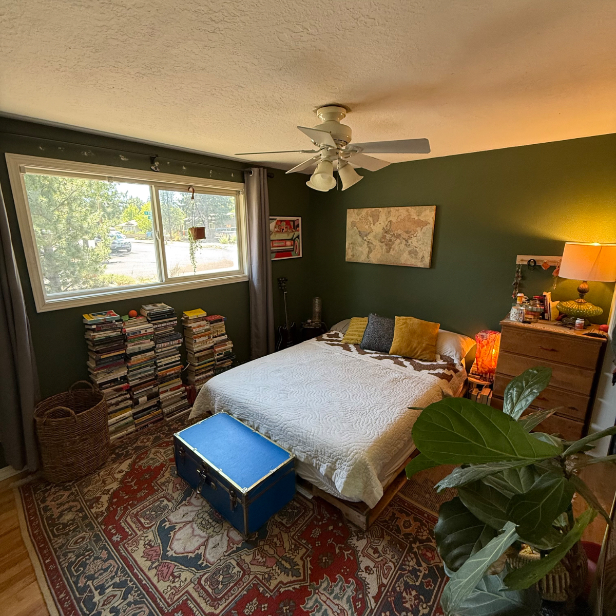 Cozy Furnished Primary Room w/ Private Bath in Quiet Bend Neighborhood Perfect for Traveling Professionals - Photo 1