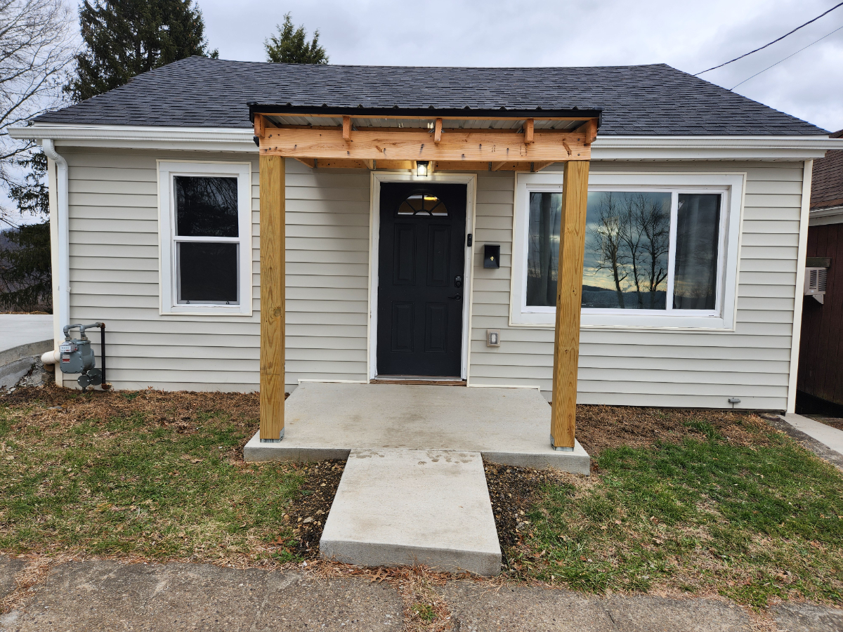 Newly Renovated & Fully Furnished 2-Bedroom Home Perfect for Travel Professionals - Photo 2