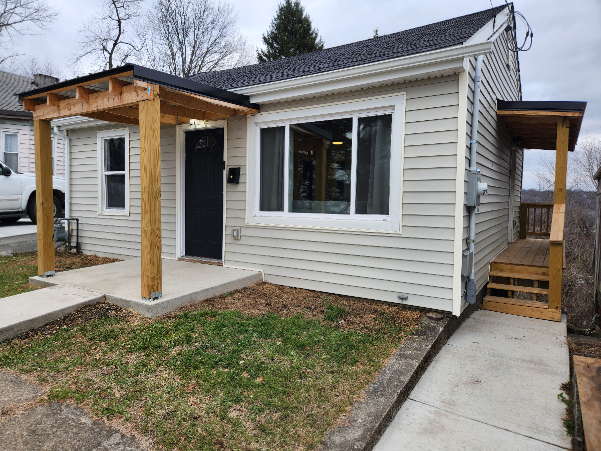 Newly Renovated & Fully Furnished 2-Bedroom Home Perfect for Travel Professionals - Photo 1
