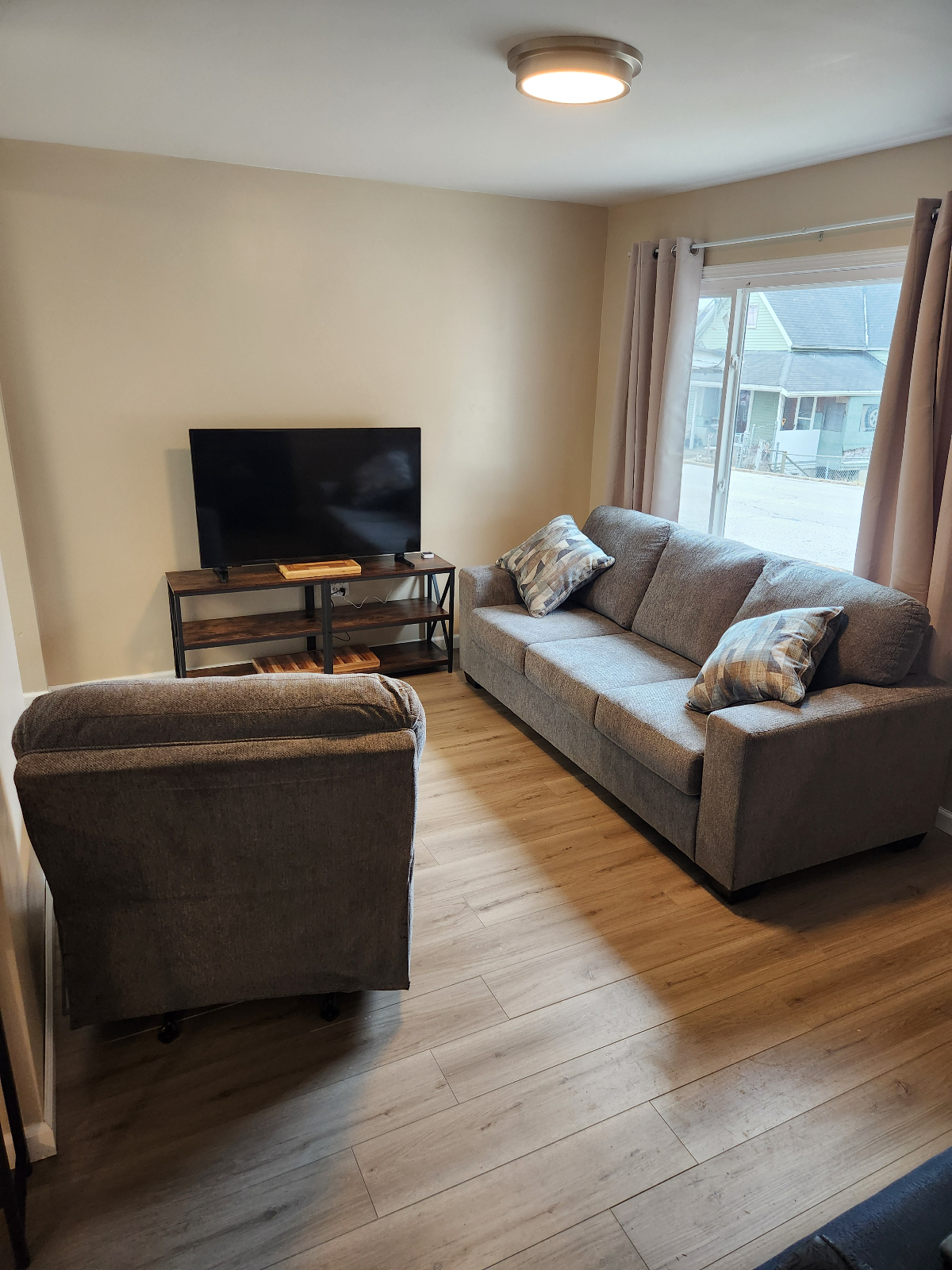 Newly Renovated & Fully Furnished 2-Bedroom Home Perfect for Travel Professionals - Photo 7