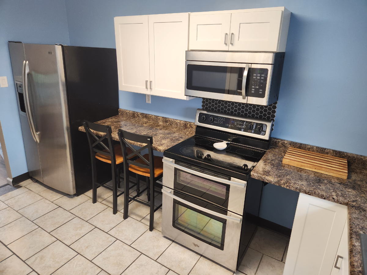 Newly Renovated & Fully Furnished 2-Bedroom Home Perfect for Travel Professionals - Photo 12