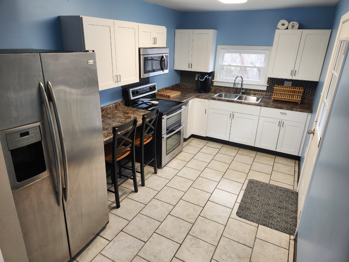 Newly Renovated & Fully Furnished 2-Bedroom Home Perfect for Travel Professionals - Photo 10